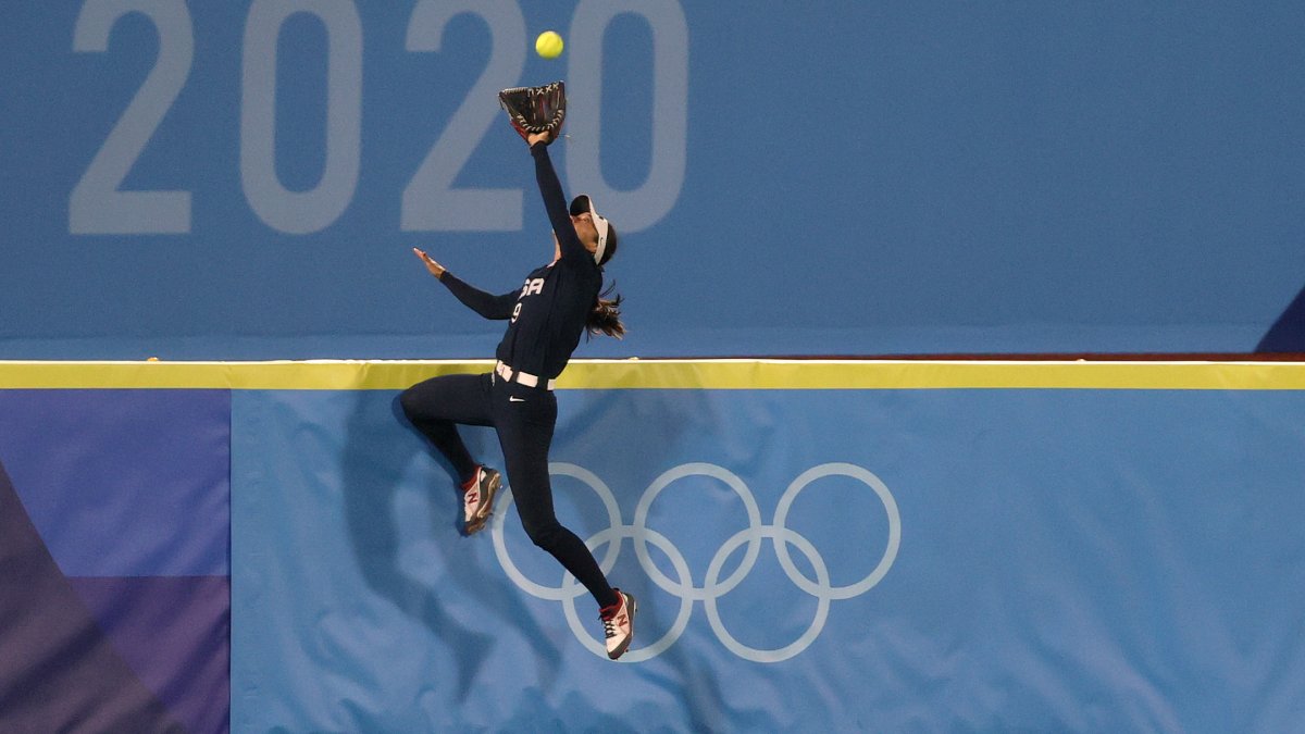 Watch Janie Reed S Insane Home Run Robbery In Gold Medal Game Nbc 5 Dallas Fort Worth