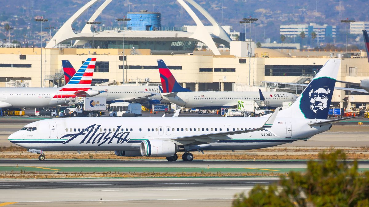 Alaska Airlines Is Considering Covid Vaccine Mandates for Staff - Vimarsana News
