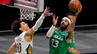 New Orleans Pelicans center Jaxson Hayes (10) defends as Dallas Mavericks center Willie Cauley-Stein (33) shoots
