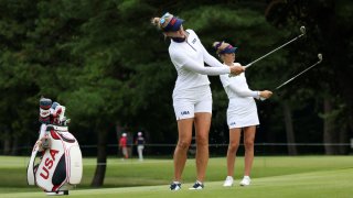 Nelly Korda and Jessica Korda practice.