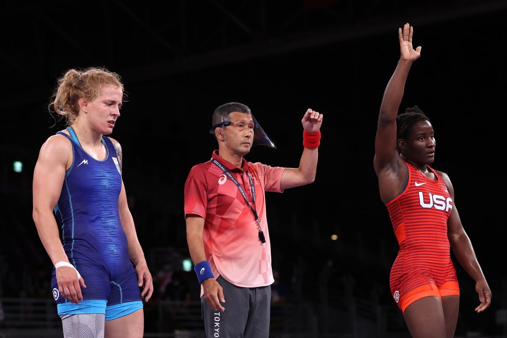 Tamera Mensah-Stoke del equipo de EE. UU. Celebra tras derrotar a Alla Cherkasova