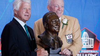 CANTON, OH – AUGUST 05: Dallas Cowboys owner Jerry Jones and presenter Jimmie Johnson pose with Jones’ bust during the Pro Football Hall of Fame Enshrinement Ceremony at Tom Benson Hall of Fame Stadium on August 5, 2017 in Canton, Ohio. (Photo by Joe Robbins/Getty Images)