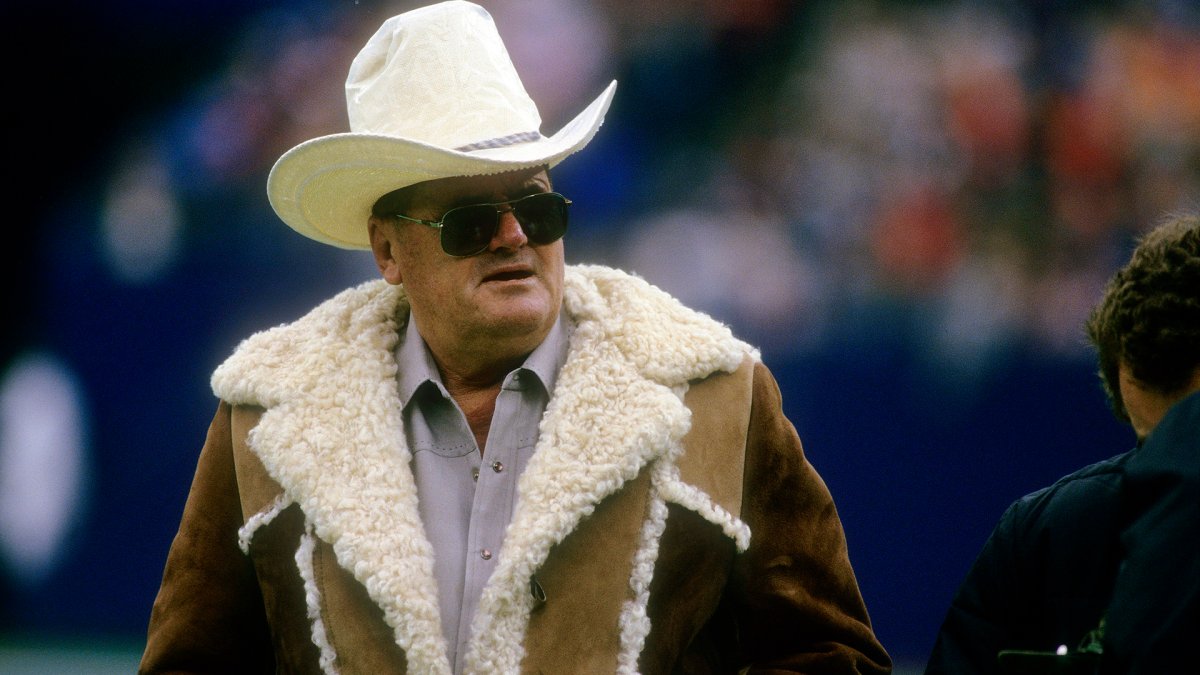 Tennessee Titans owner Bud Adams wears his 1999 AFC Championship