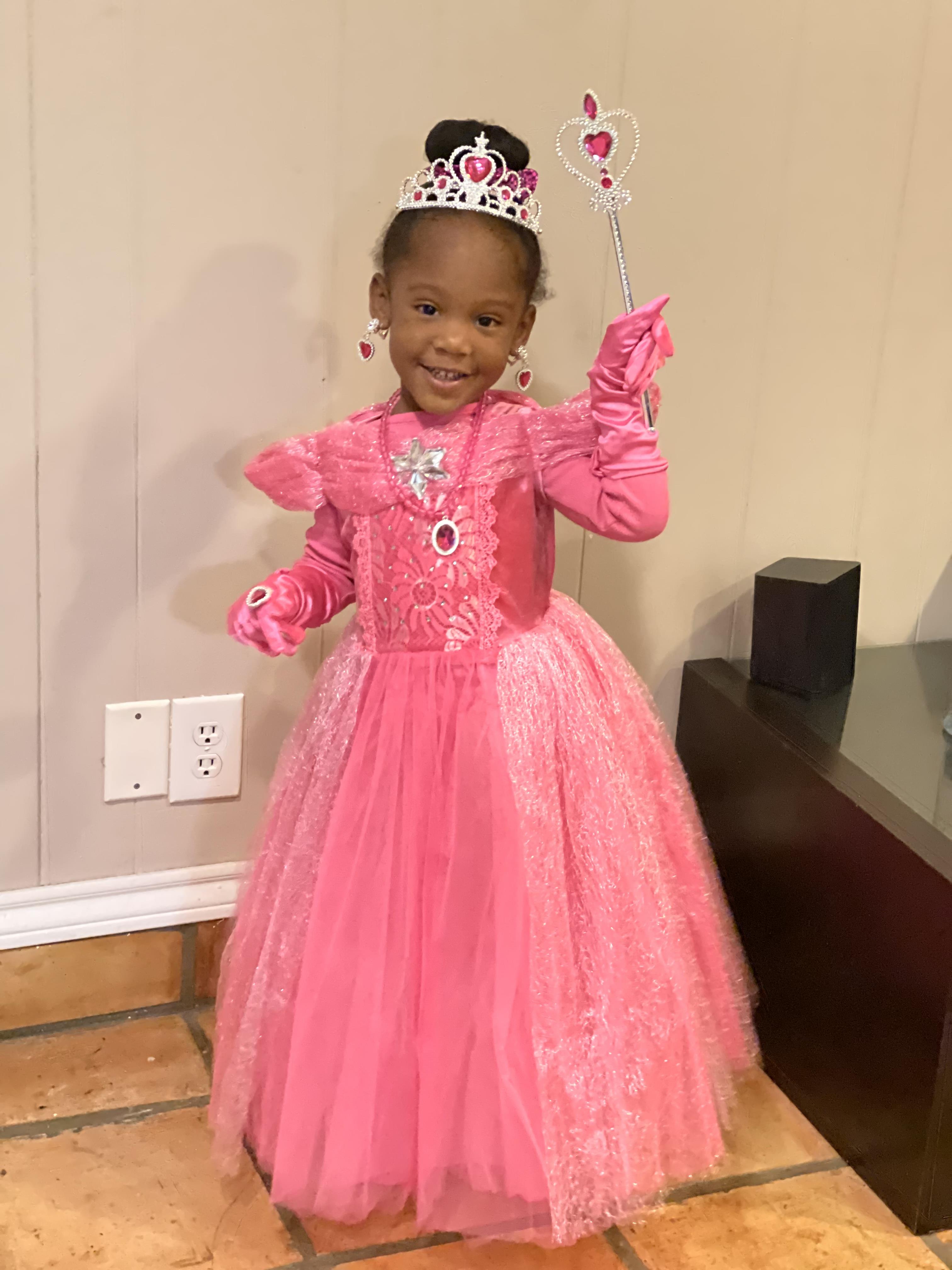 Nayra is 3 and She is a princess for Halloween