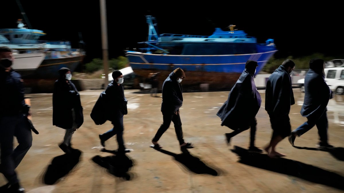 Italian Coast Guard Rescues 550 Migrants From Stormy Seas – NBC 5 Dallas-Fort Worth Italian Coast Guard Rescues 550 Migrants From Stormy Seas – NBC 5 Dallas-Fort Worth