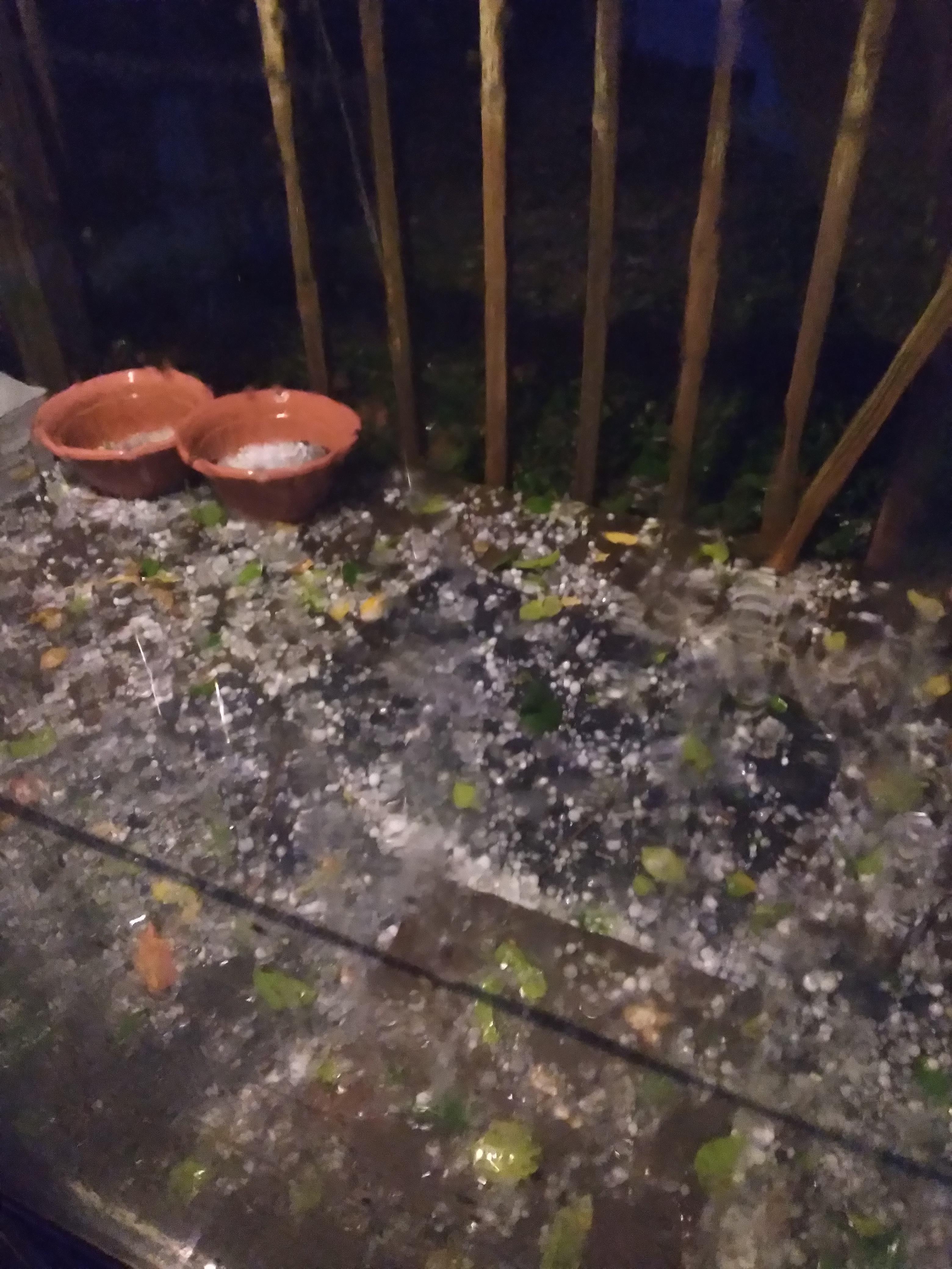 Marble sized hail<br />
I live between Valley View and Sanger. We’ve been getting pounded for 15 minutes.