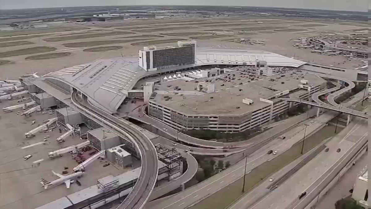 As American Airlines Pilots Turn Down Holiday Bonus Pay, Some Travel Experts Warn of Possible Holiday Impacts – NBC 5 Dallas-Fort Worth As American Airlines Pilots Turn Down Holiday Bonus Pay, Some Travel Experts Warn of Possible Holiday Impacts – NBC 5 Dallas-Fort Worth