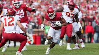 Oklahoma Sooners RB Kennedy Brooks (26) looks for space while running the ball during a game between the Oklahoma Sooners and the Iowa State Cyclones on Nov. 20, 2021, at Gaylord Memorial Stadium in Norman, Oklahoma.