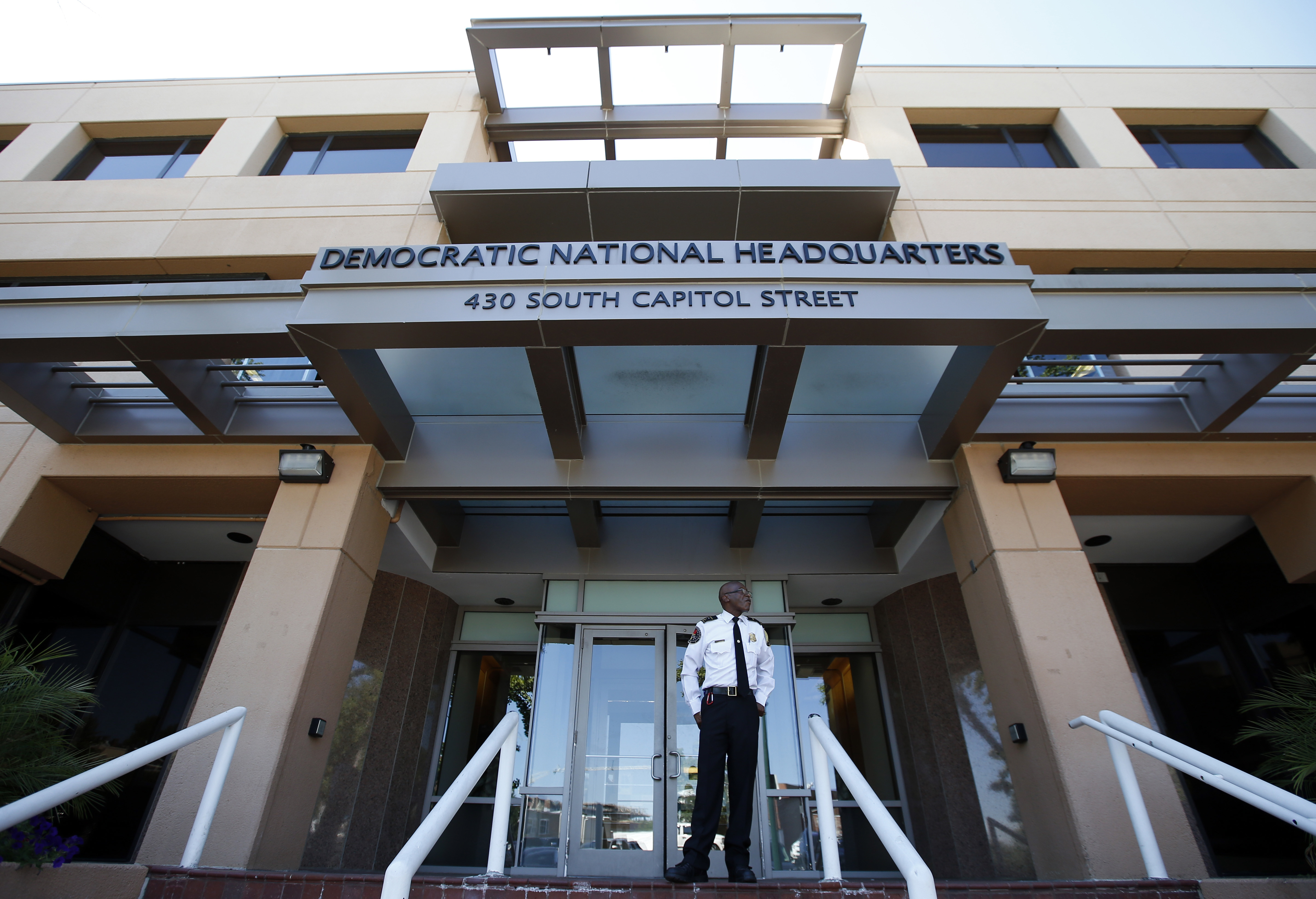 Democratic National Committee Staff Votes to Unionize - Vimarsana News