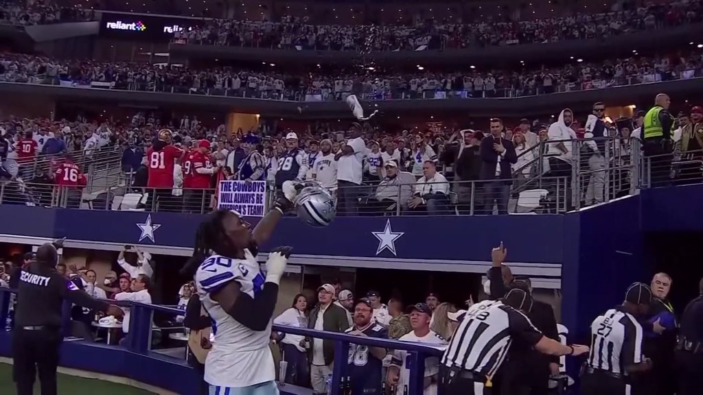 Cowboys vs 49ers: Dallas fans throw trash at the refs after