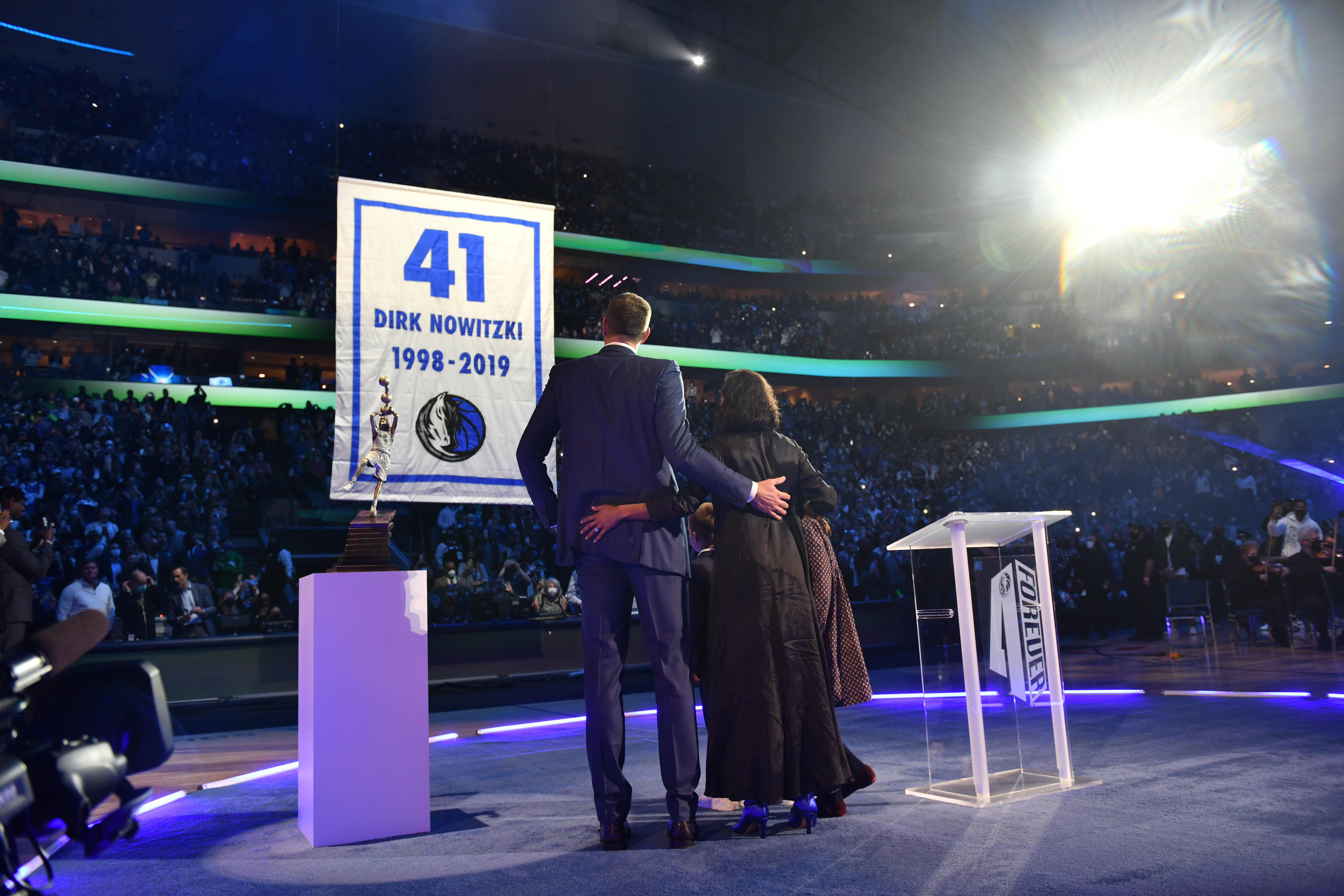 Dallas Mavericks retire Dirk Nowitzki's #41 jersey in special tribute