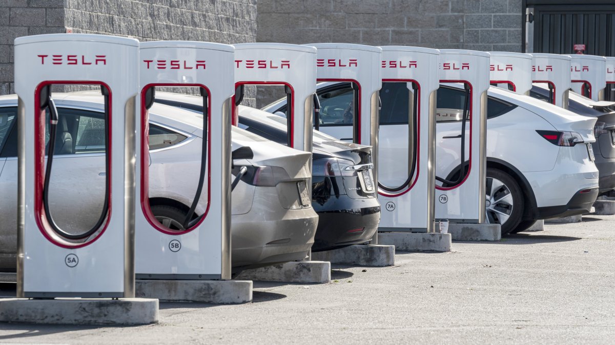 Tesla Agrees to Open Network of Chargers in the US to Other EVs