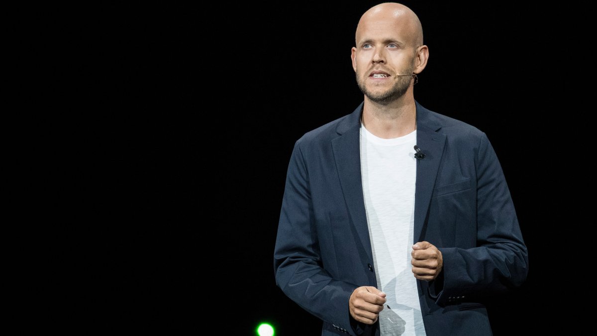 Spotify CEO Apologizes but Backs Rogan After racial Slur Episodes Removed – NBC 5 Dallas-Fort Worth - Vimarsana News
