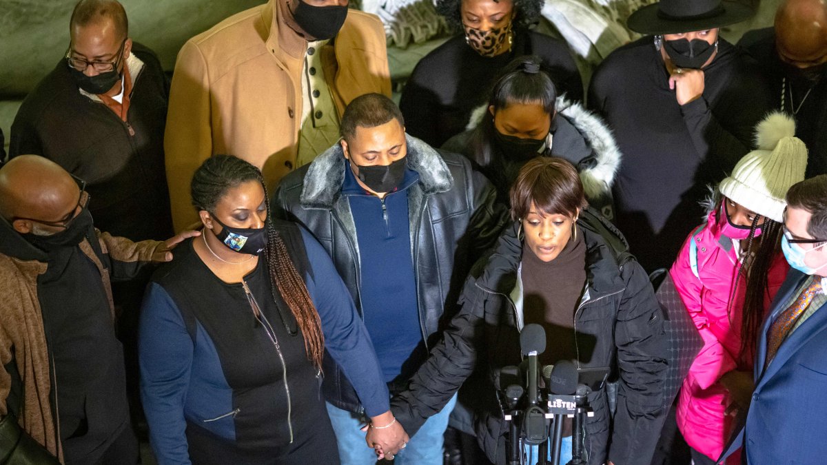 Parents Say Amir Locke Was 'Executed'; Minn. Mayor Halts No-Knock Entries – NBC 5 Dallas-Fort Worth - Vimarsana News