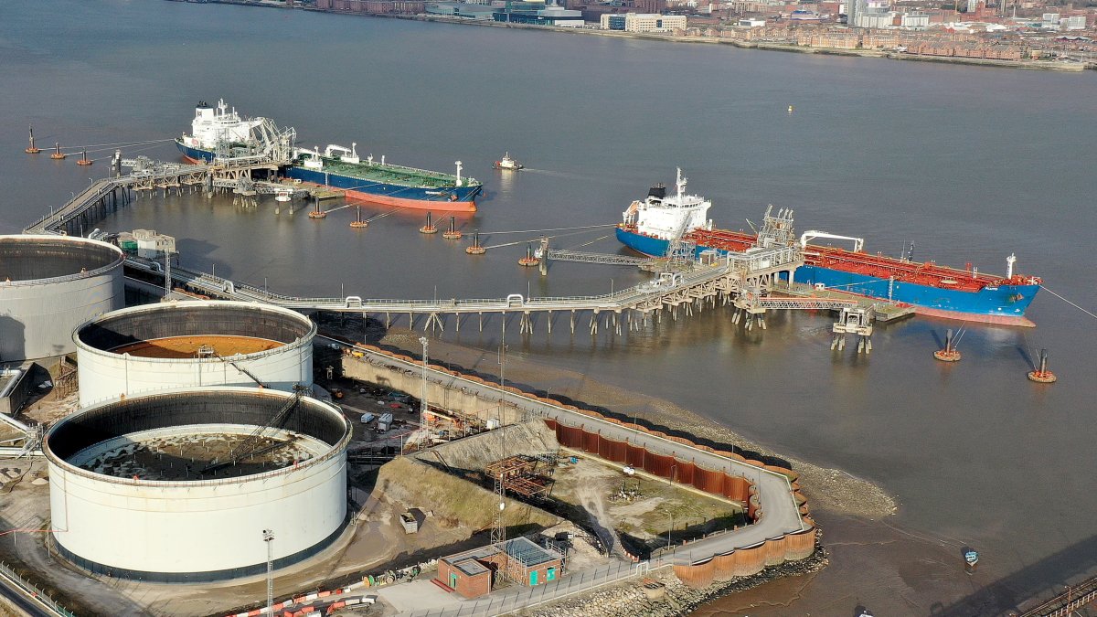 Angry Dock Workers in the UK Are Refusing to Unload Russian Oil Due to Ukraine Invasion - Vimarsana News