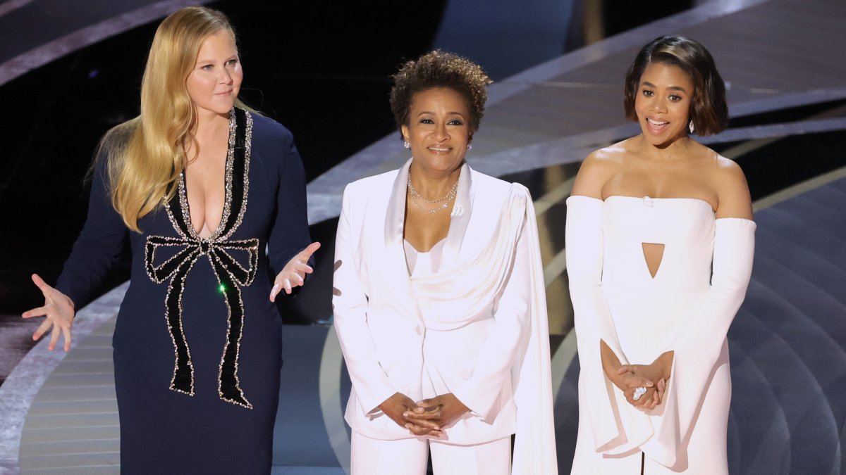 Schumer, Sykes and Hall Open Oscars With Jabs at Pay Equity, 'House of Gucci' — And Golden Globes – NBC 5 Dallas-Fort Worth - Vimarsana News