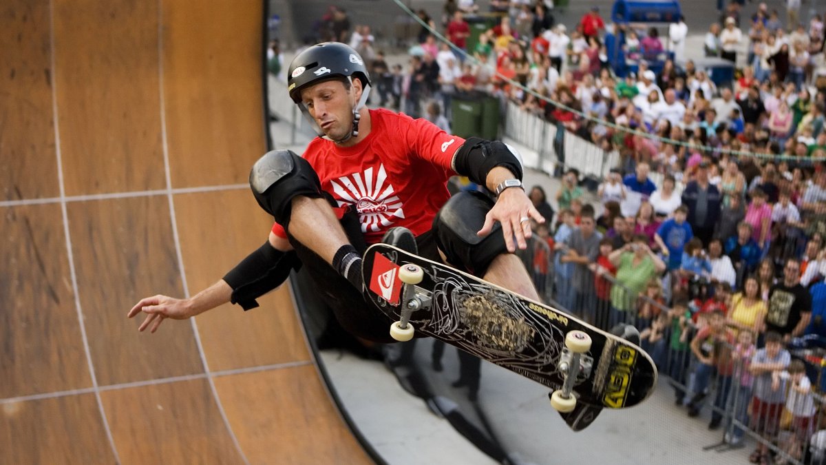 Skateboarding Legend Tony Hawk Suffers Nasty Broken Leg - Vimarsana News