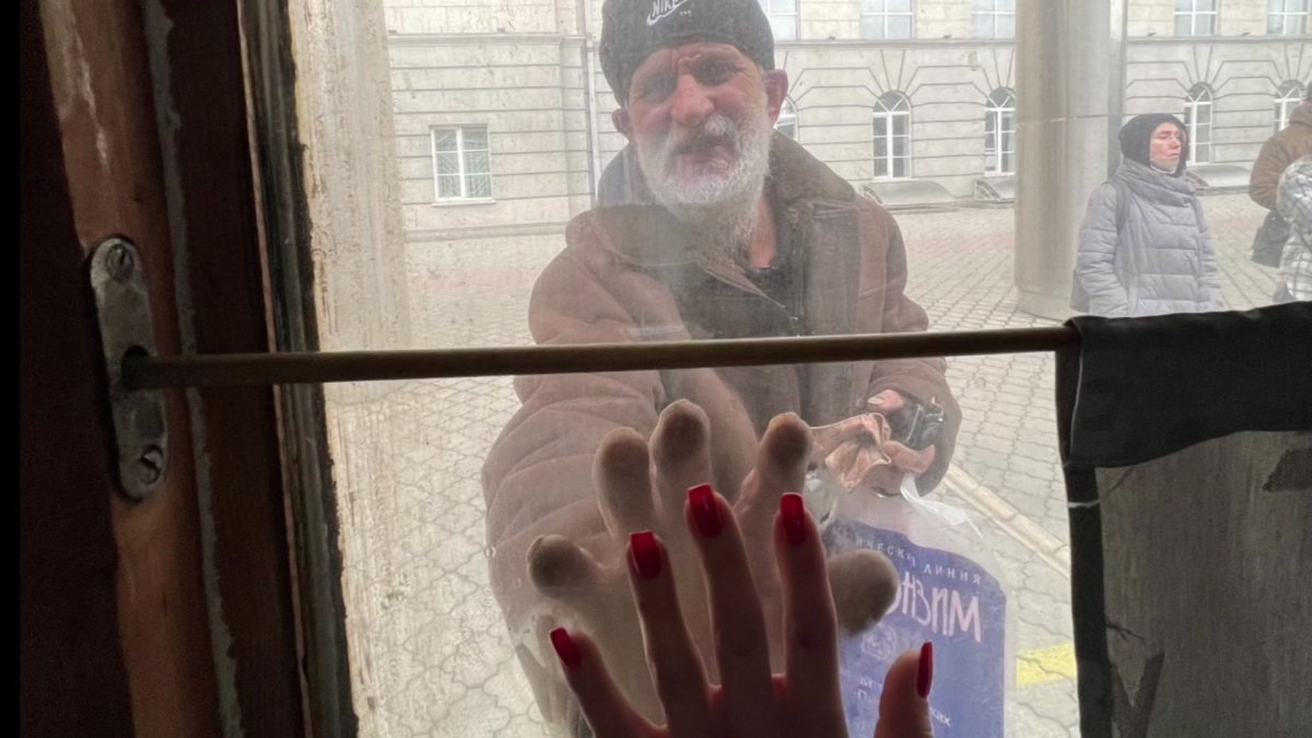Woman and Mother Flee Ukraine After Tearful Goodbye With Father - Vimarsana News