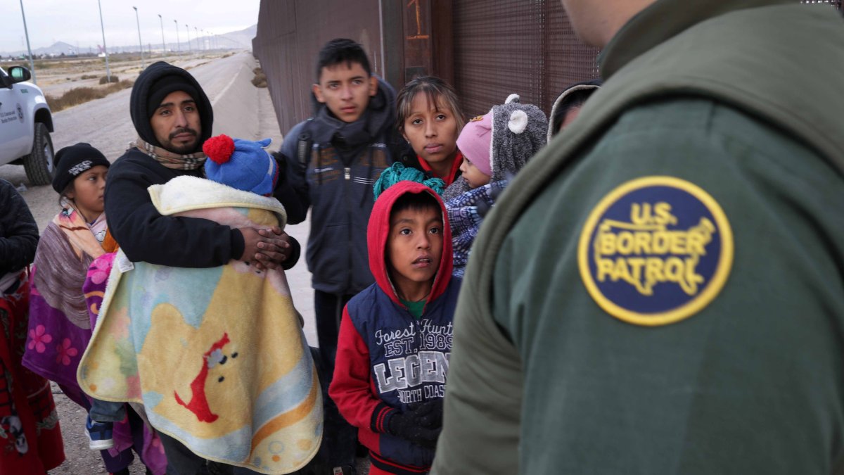 COVID-19 Asylum Limits at US-Mexico Border to End May 23 - Vimarsana News