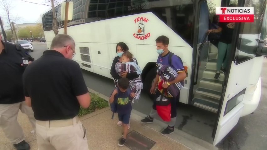 Migrants From Texas border Arrive in Washington DC