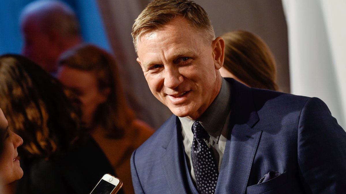 Daniel Craig Contracts COVID-19, Canceling Broadway 'Macbeth' Performance – NBC 5 Dallas-Fort Worth - Vimarsana News