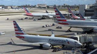 Aviones de Amerian Airlines en aeropuerto de Miami