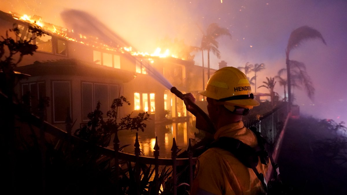California Fire Destroys Mansions; New Mexico Blaze Threatens Resort Towns - Vimarsana News