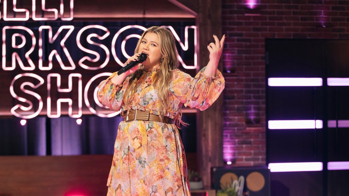 Kelly Clarkson Will Release an Album of 'Kellyoke' Covers — Here Are the Songs – NBC 5 Dallas-Fort Worth - Vimarsana News