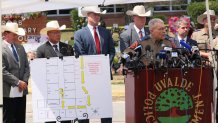 El director y coronel del Departamento de Seguridad Pública de Texas, Steven C. McCraw, habla en una conferencia de prensa utilizando un esquema de la escena del crimen de la Escuela Primaria Robb que muestra el camino del pistolero, afuera de la escuela en Uvalde, Texas, el 27 de mayo de 2022.