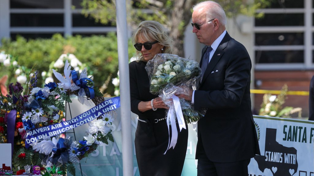 El presidente de los Estados Unidos, Joe Biden, y la primera dama, Jill Biden, presentan sus respetos en un monumento improvisado fuera de la escuela primaria Robb en Uvalde, Texas, el 29 de mayo de 2022.