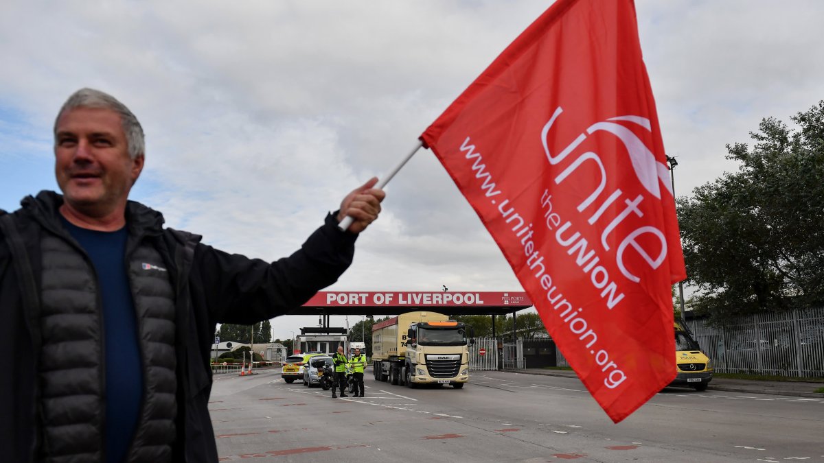 A New Wave of UK Port Labor Strikes Begins, With 'Massive Impact' for Christmas Supply Chain – NBC 5 Dallas-Fort Worth - Vimarsana News