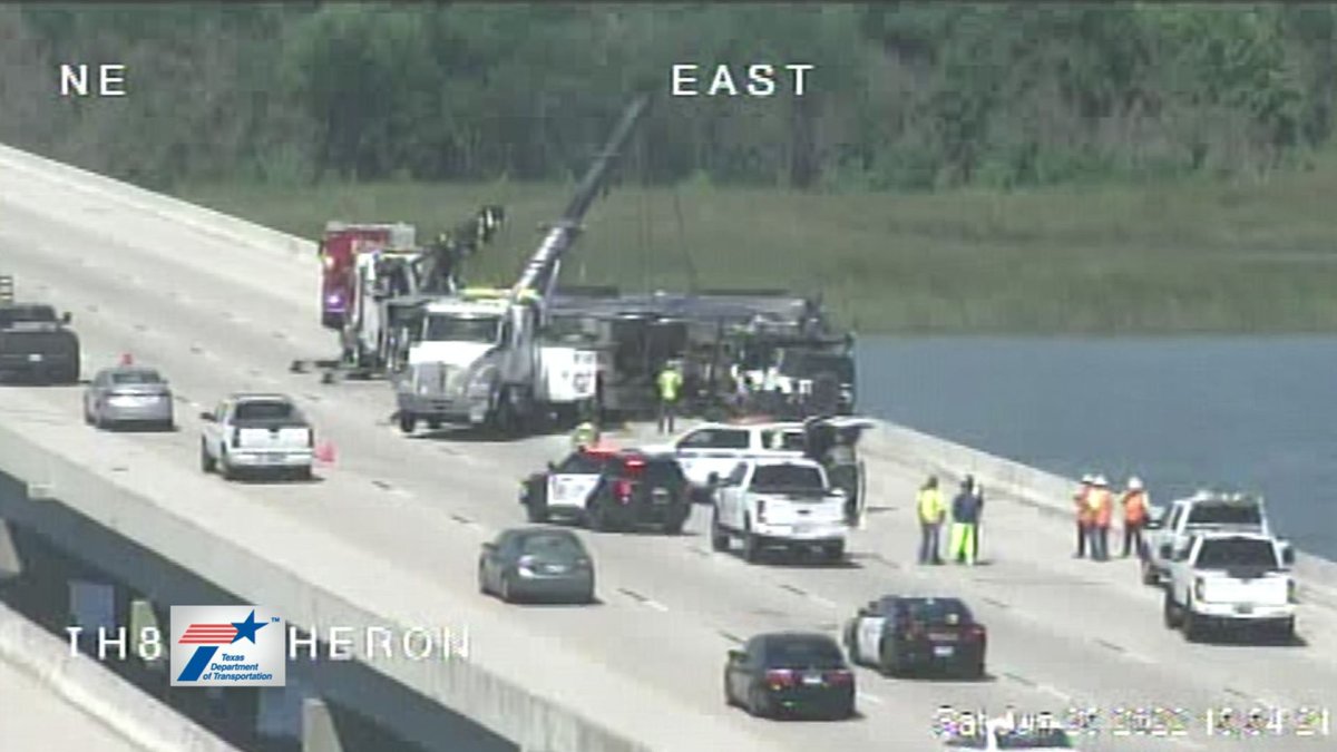 RV Overturns Blocking Several Lanes on Lake Worth Bridge - Vimarsana News