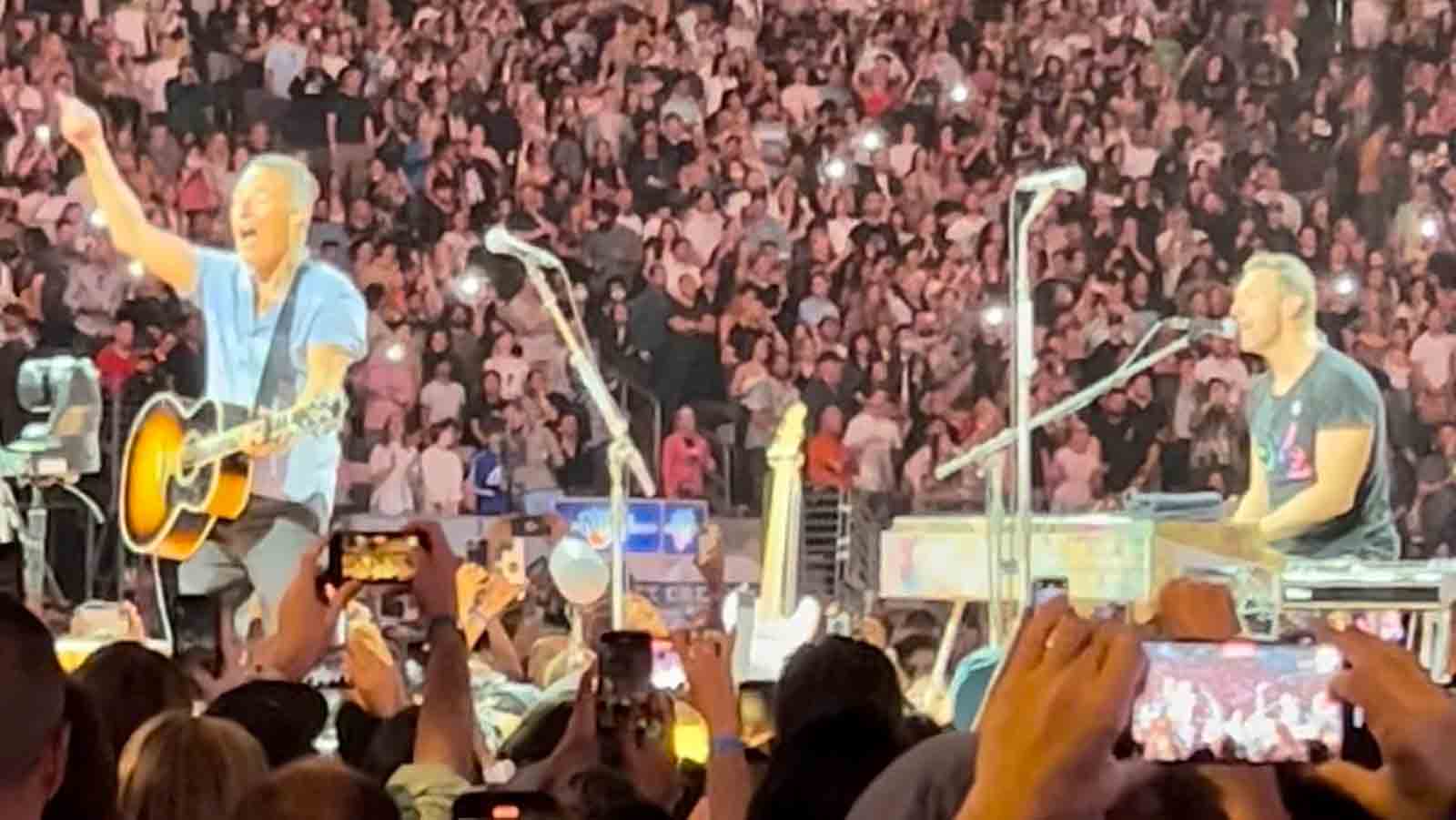 Chris Martin draws fan tattoo after spotting his banner request in the  crowd  Watch