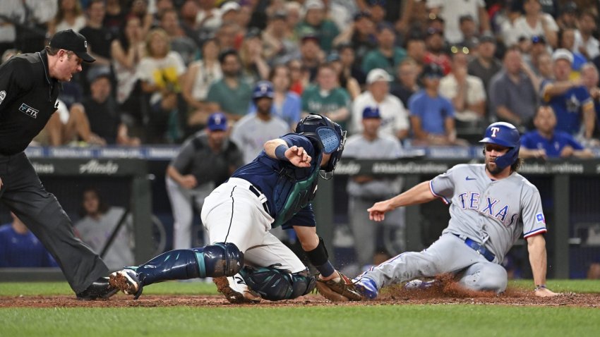 Rangers keep rolling in rout of Mariners