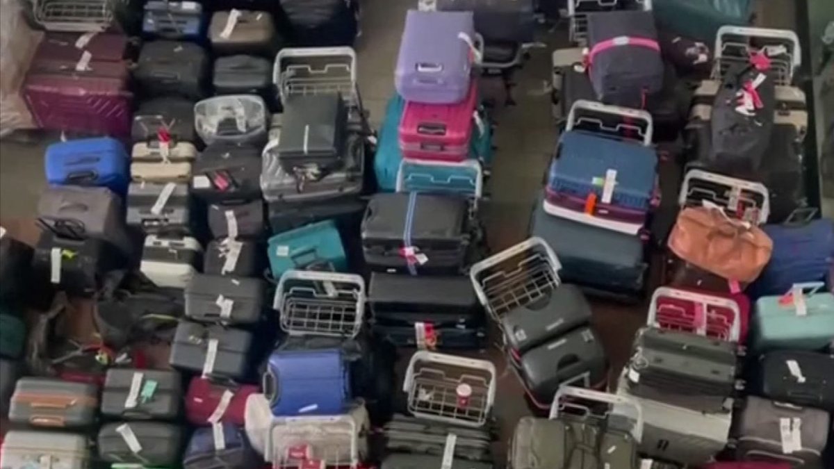 Lost Luggage? Here's What to Do If Your Bag is Missing as Suitcases Pile Up  at Airports – NBC Chicago