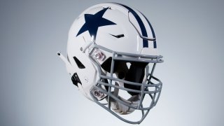 Members of '76 Cowboys proud to see throwback helmet vs. Broncos