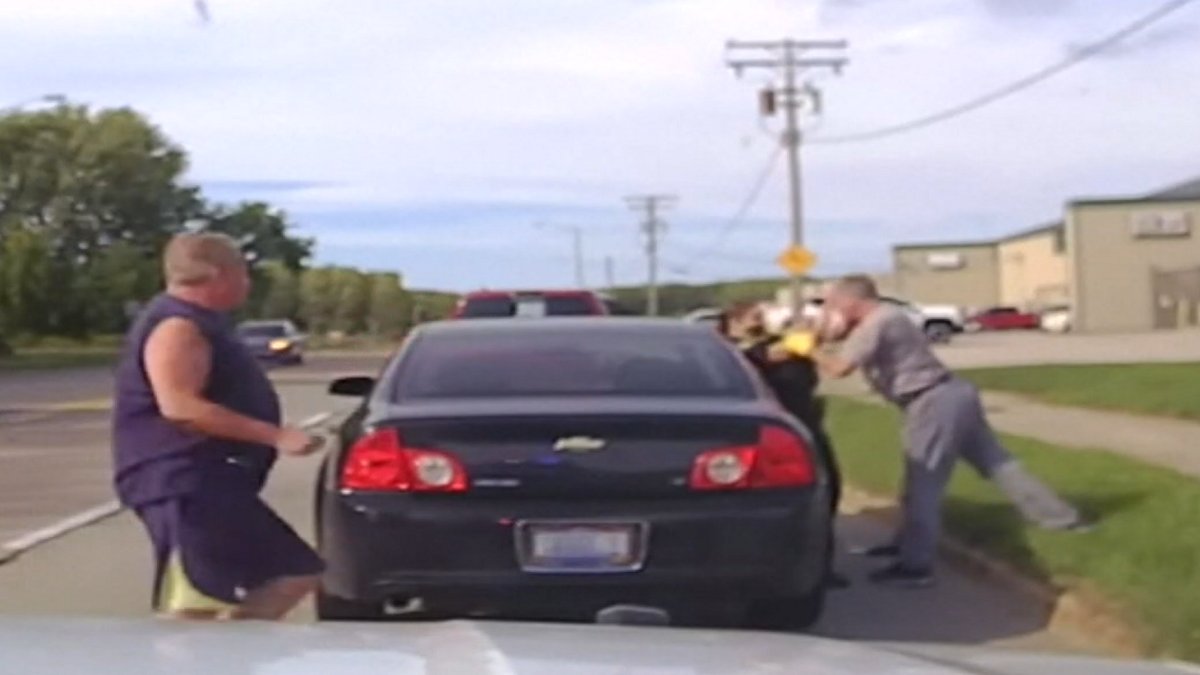 Watch: Man Scuffling With Officer Tackled by Good Samaritan – NBC 5 Dallas-Fort Worth - Vimarsana News