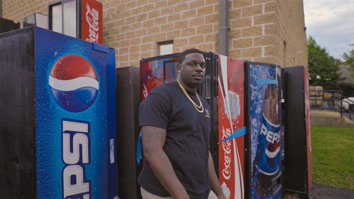 How This 31-Year-Old Turned His Side Hustle Into a $300,000 Vending Machine Business: 'I Only Work 4 Hours a Week' – NBC 5 Dallas-Fort Worth - Vimarsana News