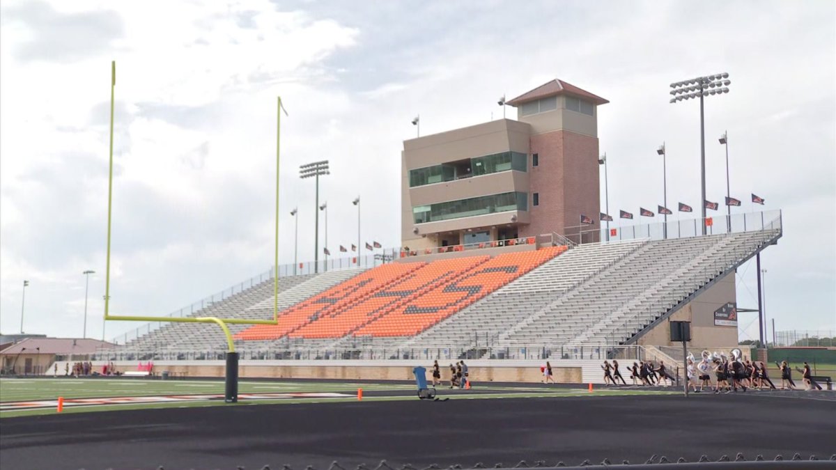 two-state-championship-contenders-face-off-under-friday-night-lights