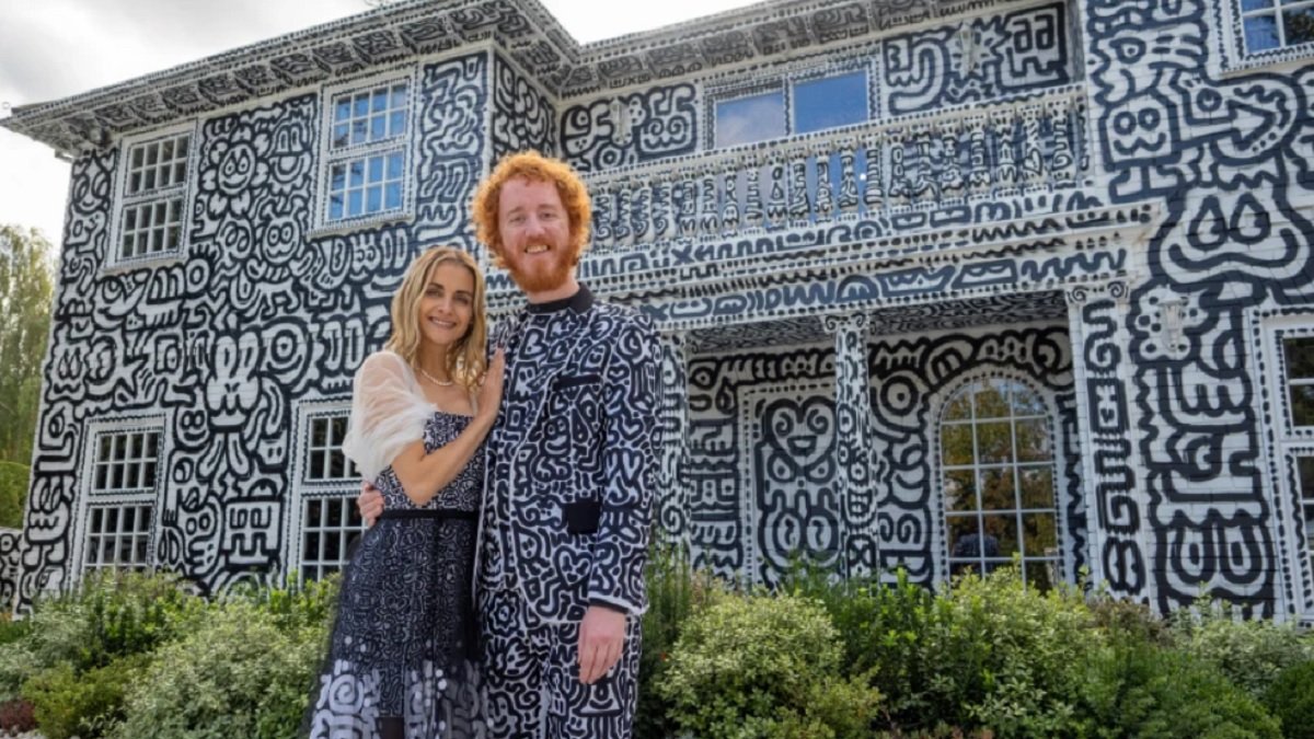 Artist Squiggles Black-and-White Doodles Over His Entire Mansion - Vimarsana News