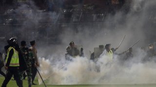 indonesian soccer match riot and stampede leaves 129 dead, authorities say