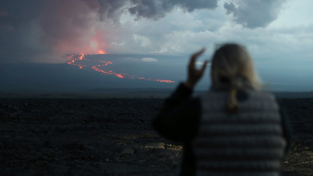 Hawaii’s Mauna Loa Volcano Eruption Draws Onlookers to National Park Despite Alerts
