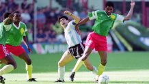 Diego Maradona d'Argentine et Andre Cana Bey du Cameroun se battent pour le ballon lors du match du groupe B de la Coupe du monde d'Italie entre l'Argentine et le Cameroun au stade Giuseppe Meazza le 8 juin 1990 à Milan, en Italie.