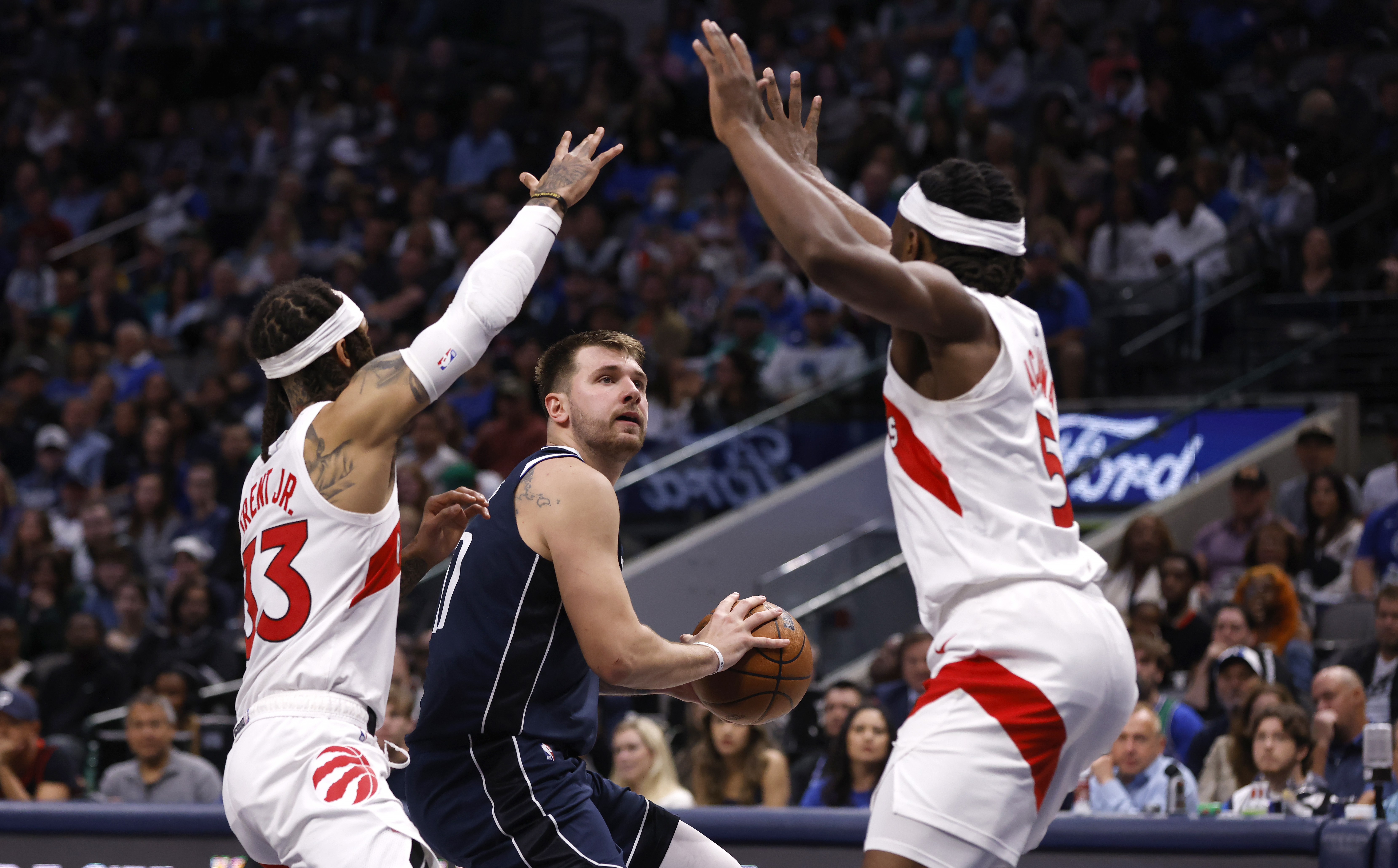 Doncic's 30-point streak hits 8 games as Mavs beat Raptors