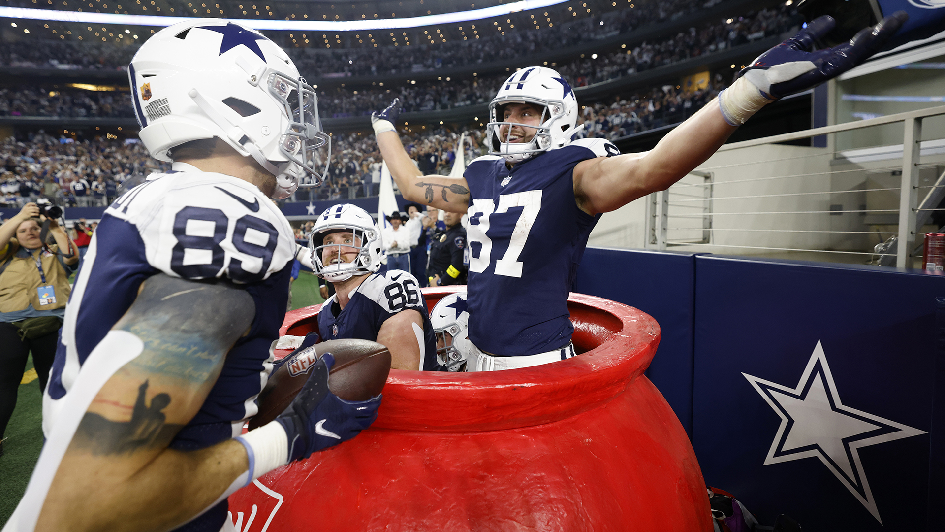 Prescott, TEs help Cowboys to Thanksgiving win over Giants