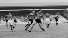 L'attaquant nord-coréen Pak Do-ik, à l'extrême gauche, marque à 20 mètres lors du match de Coupe du monde de la Corée du Nord contre l'Italie à Ayresome Park, Middlesbrough, Angleterre, le 19 juillet 1966.