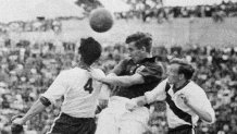 Le milieu de terrain anglais Thomas Pheney, centre, tente de diriger le ballon entre les défenseurs américains Charlie Columbo et Edward John McIlveney lors du match du premier tour de la Coupe du monde entre l'Angleterre et les États-Unis, le 29 juin 1950. Les États-Unis ont battu l'Angleterre fortement favorisée 1–0 sur un but inscrit par l'Attaquant Joseph Gaetjens.