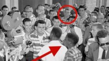 Sebuah 9 September 1957, AP Photo menunjukkan pemilik Dallas Cowboys Jerry Jones di latar belakang sekelompok siswa kulit putih yang menantang di Sekolah Menengah North Little Rock Arkansas memblokir pintu sekolah, menolak akses ke enam siswa Afrika-Amerika yang terdaftar di sekolah.  Beberapa saat kemudian, para siswa Afrika-Amerika didorong menuruni tangga dan ke trotoar, tempat polisi kota membubarkan pertengkaran tersebut.