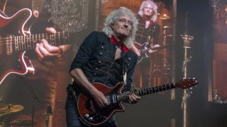 Bryan May du groupe Queen en concert a l’Accor Arena le 13 juillet 2022. (Photo by Paul CHARBIT/Gamma-Rapho via Getty Images)