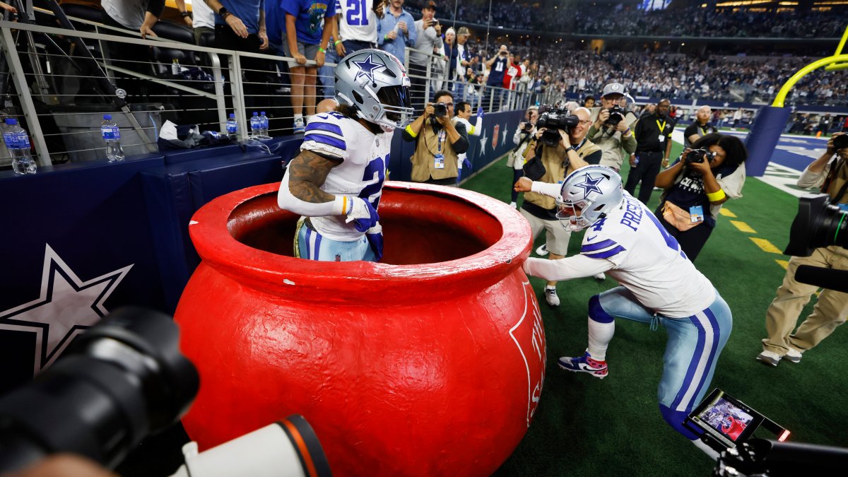 After Red Kettle Leap, Zeke Elliott to Donate to Salvation Army